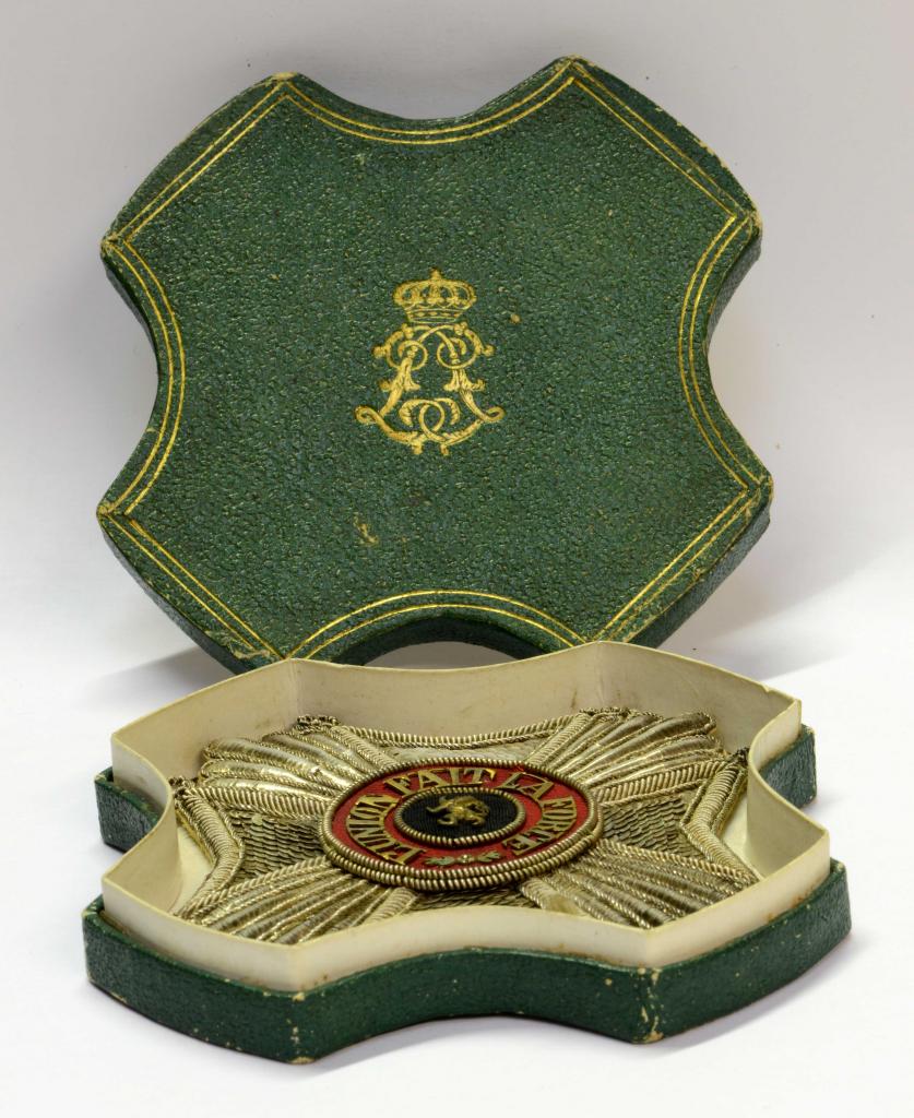 Plaque de grand officier de l’Ordre de Léopold en cannetille, avec écrin, faite par J. Allard