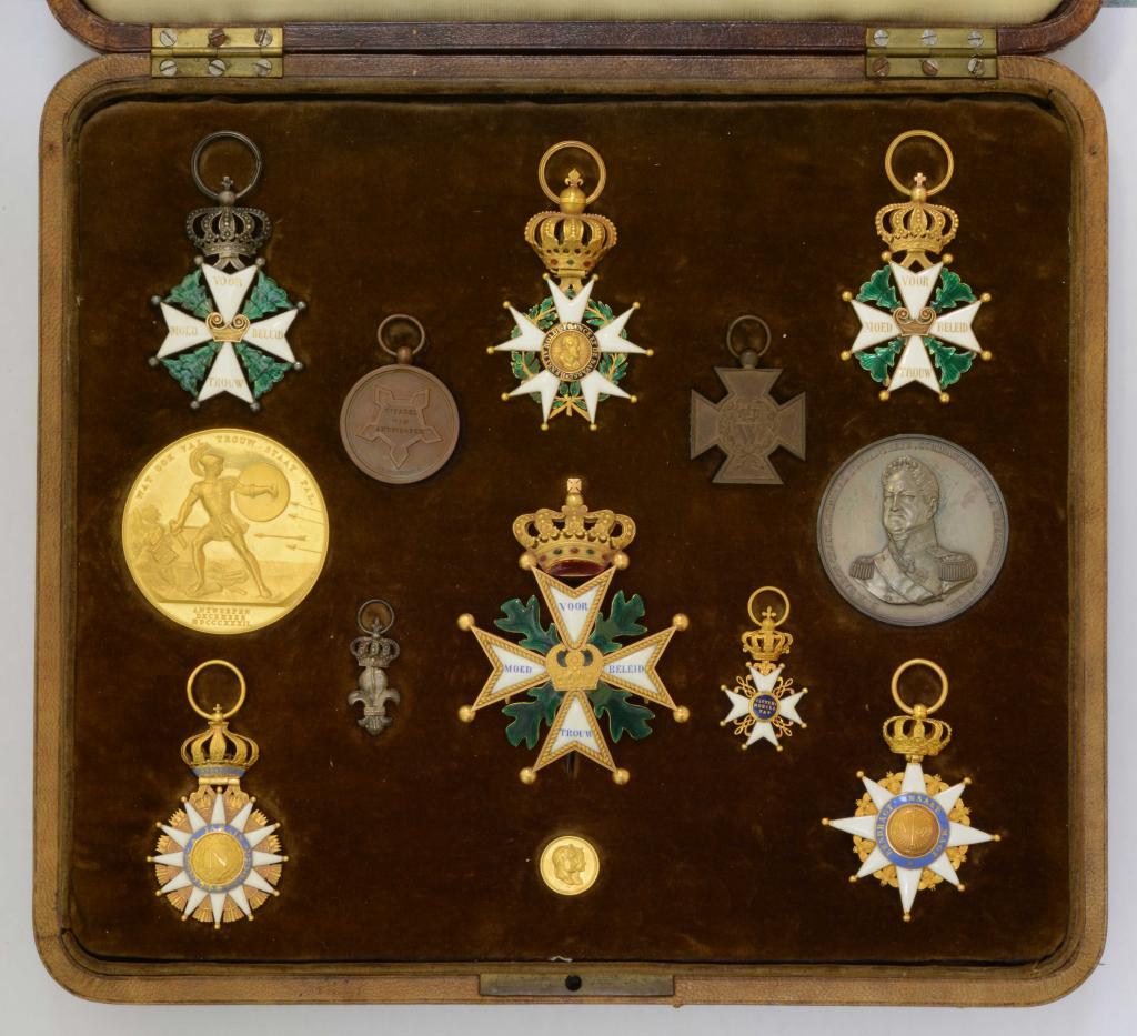 Ecrin contenant les décorations et médailles du général-major de l&#039;armée néerlandaise C.A. DE FAVAUGE